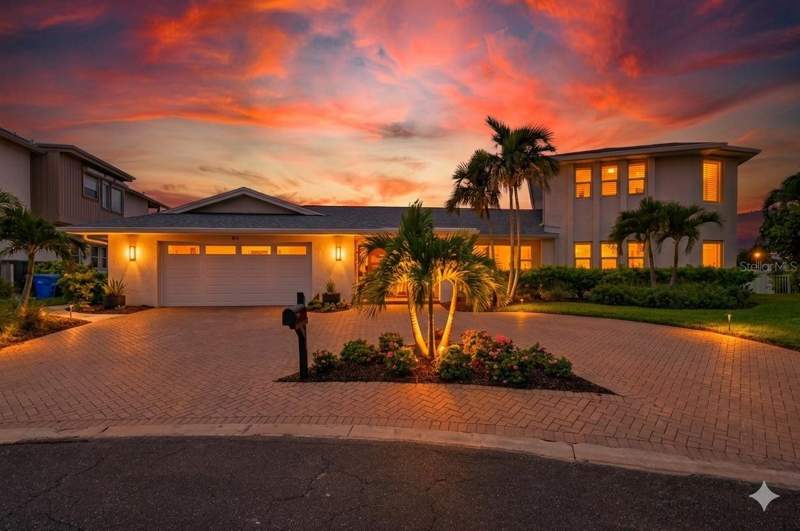 4 bedroom Single Family Residence at 812 SNUG ISLAND, ISLAND ESTATES OF CLEARWATER UNIT 7B, CLEARWATER BEACH — photo 1