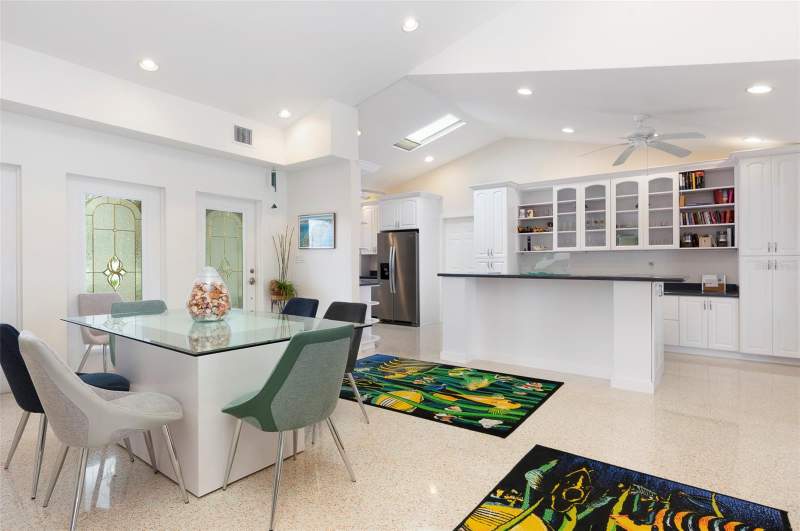 3 bedroom Single Family Residence at 11855 4th Street, Capri Isle Sub, Treasure Island — photo 5