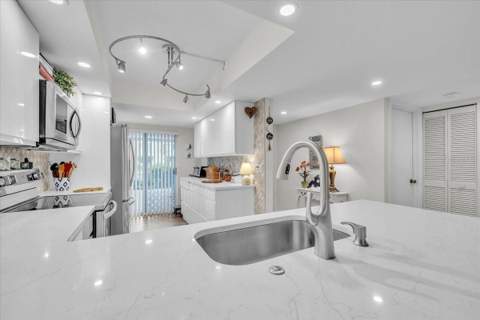 5209 Wedgewood Lane #17, Sarasota FL - photo 13 of 39