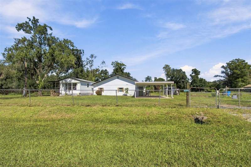 5 bedroom Manufactured Home at 8719 S Meadowview Circle, Green Grass Acres First Add, Tampa — photo 2