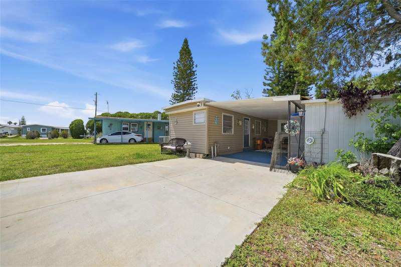 2 bedroom Mobile Home at 6439 Tower Drive, Signal Cove, Hudson — photo 3