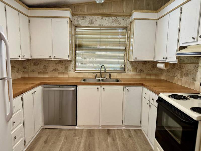 2 bedroom Manufactured Home at 322 Bass Court, Gull-Aire Village, Oldsmar — photo 2