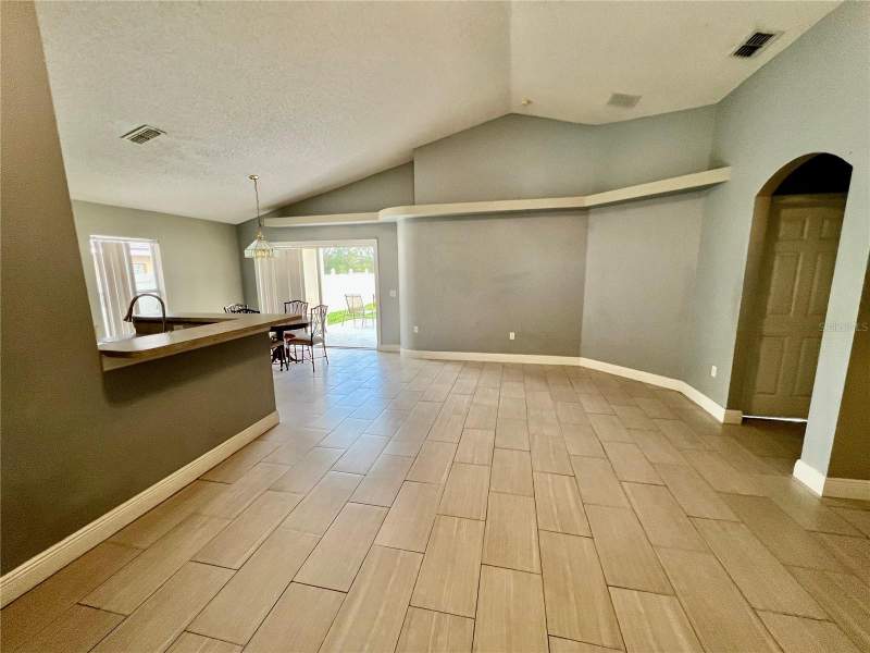 3 bedroom Single Family Residence at 218 Royal Ridge Drive, Royal Ridge Ph 03, Davenport — photo 4