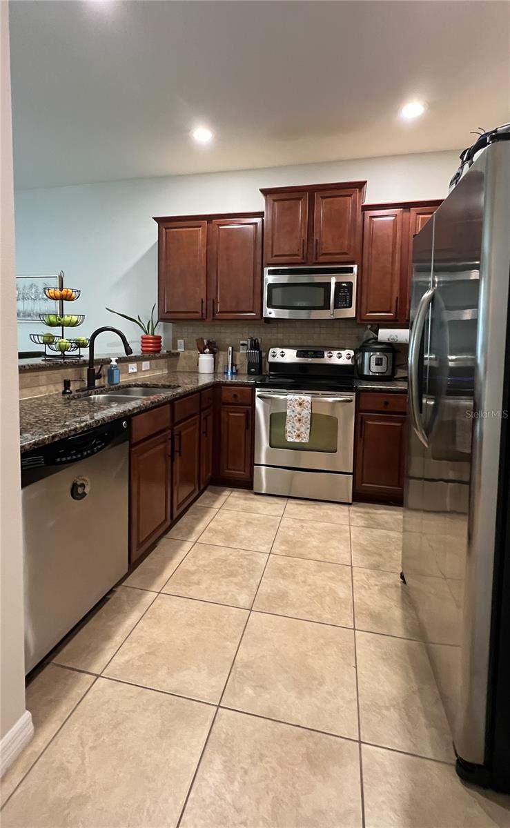 3 bedroom Townhouse at 772 Spring Flowers Trail, Whispering Oaks Twnhms, Brandon — photo 3