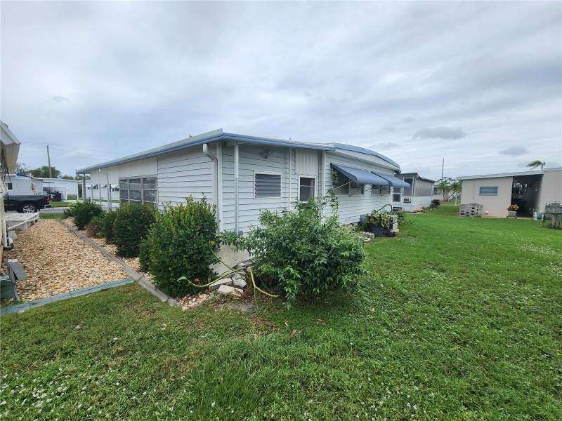 2 bedroom Mobile Home at 5317 Chateau Lane, Chateau Village Co-Op, Bradenton — photo 5