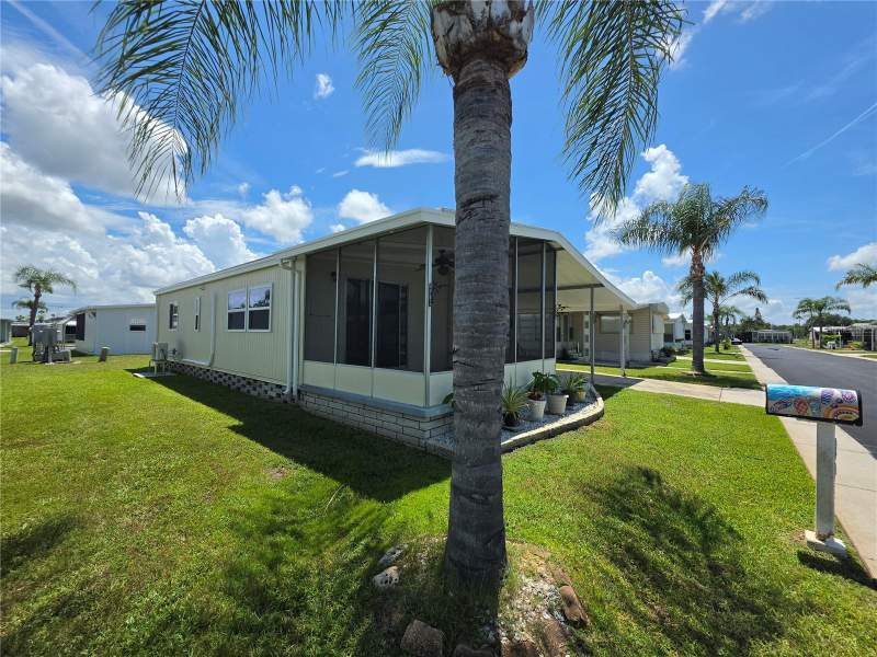2 bedroom Manufactured Home at 10924 Heritage Drive, Senate Manor Unrec, Port Richey — photo 2