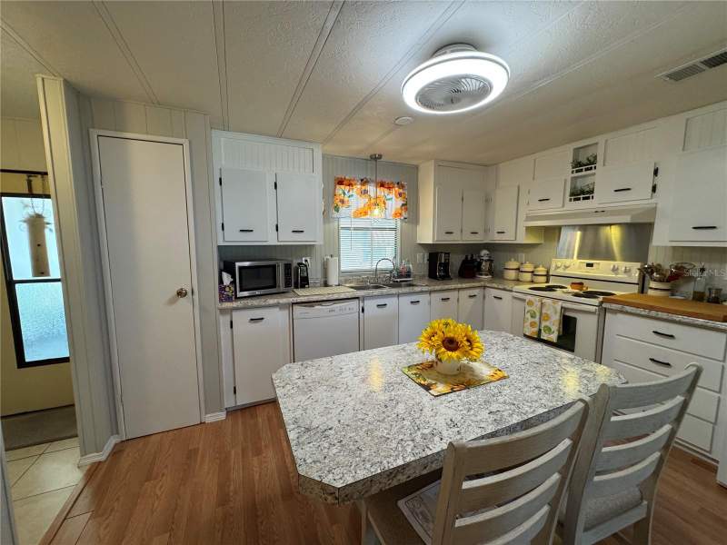 2 bedroom Manufactured Home at 6733 Kensington Drive, Lake N Golf Estates, Winter Haven — photo 4