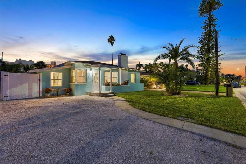 3 bedroom Single Family Residence at 15424 2nd Street, Lone Palm Beach 4th Add, Madeira Beach — photo 2