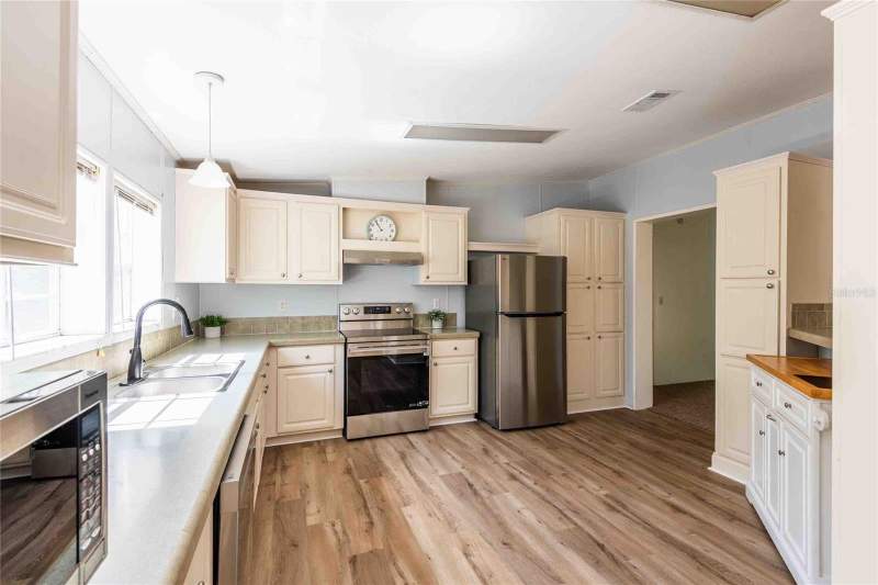 4 bedroom Manufactured Home at 14221 Hurricane Drive, Leisure Retreats, Weeki Wachee — photo 5