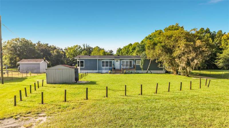 3 bedroom Manufactured Home at 18452 Amityville Drive, East Orlando Estates, Orlando — photo 2