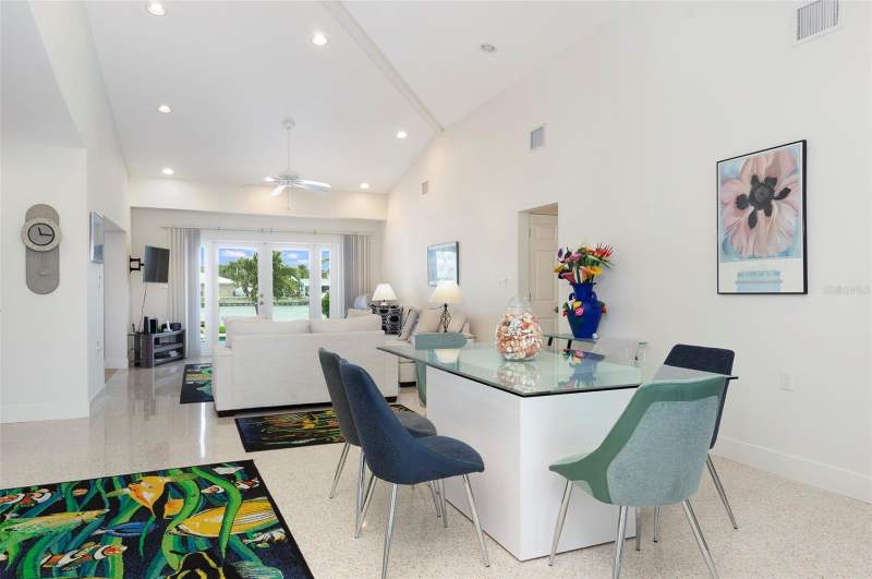 3 bedroom Single Family Residence at 11855 4th Street, Capri Isle Sub, Treasure Island — photo 4