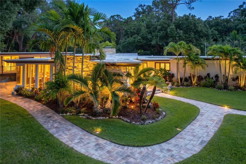 4 bedroom Single Family Residence at 1653 SUNNYBROOK LANE, SUNNYBROOK FARMS, CLEARWATER — photo 2