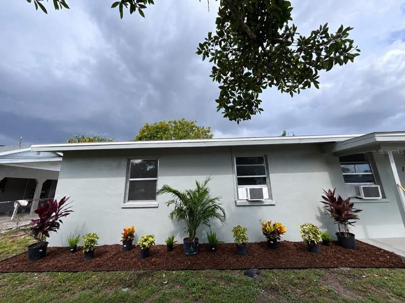 4 bedroom Single Family Residence at 1629 Pawnee Street, Meadow Lawn Rep, Fort Myers — photo 2
