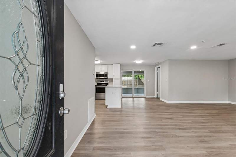 3 bedroom Single Family Residence at 1124 Jadewood Avenue, Woodvalley Unit 4, Clearwater — photo 3