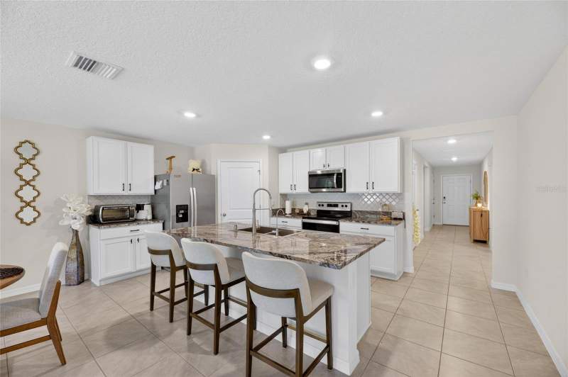 4 bedroom Single Family Residence at 3255 Silver Date Drive, Berry Bay Sub, Wimauma — photo 2