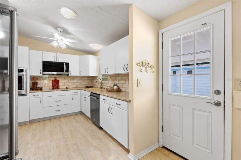 2 bedroom Manufactured Home at 1726 Hilton Head Boulevard, Lady Lake Orange Blossom Gardens Unit 09, Lady Lake — photo 5