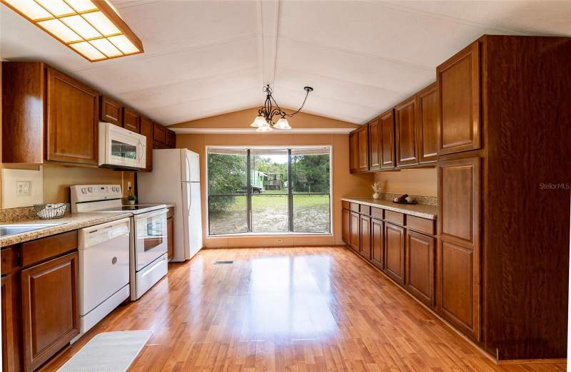 2 bedroom Manufactured Home at 5865 NE 137th Terrace, Country Estates, Williston — photo 3