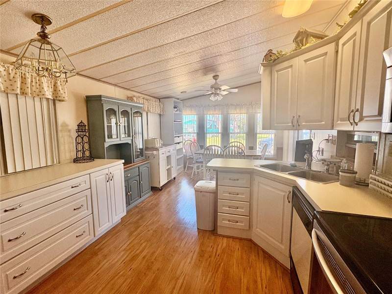 1 bedroom Manufactured Home at 45 Silversides Street, Saddlebag Lake Resort, Lake Wales — photo 3