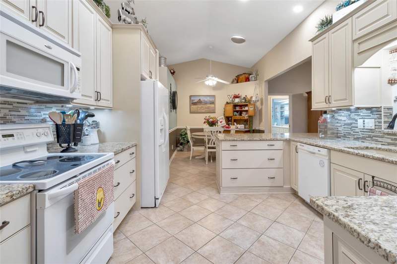 3 bedroom Single Family Residence at 21830 King Edward Court, Royal Highlands, Leesburg — photo 5