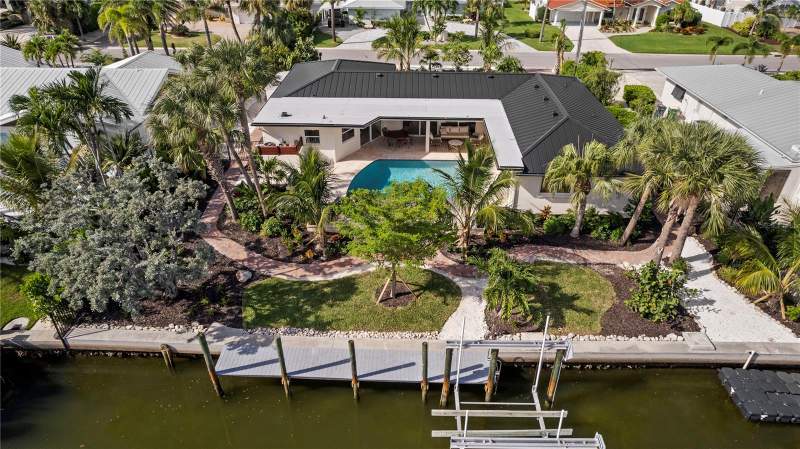 3 bedroom Single Family Residence at 624 Dundee Lane, Key Royale 9th Add, Holmes Beach — photo 3