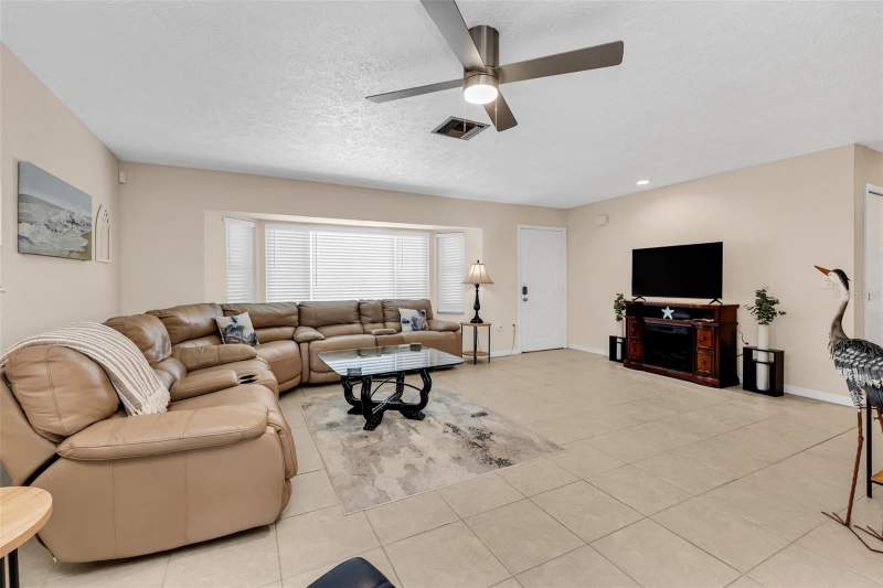 3 bedroom Single Family Residence at 82 Rotonda Circle, Rotonda West Oakland Hills, Rotonda West — photo 4