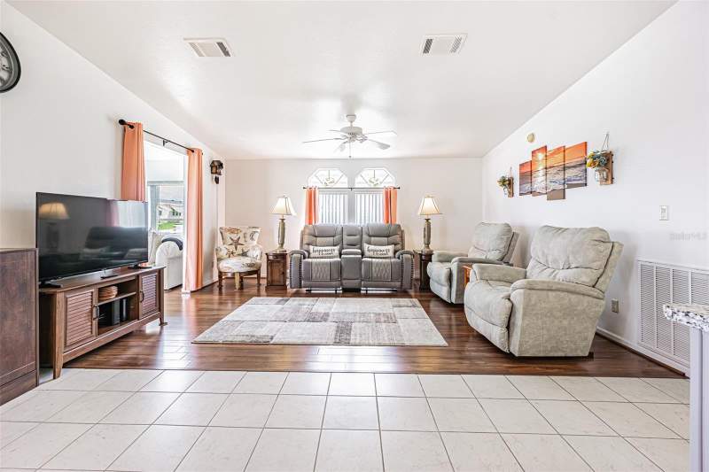 2 bedroom Manufactured Home at 37232 Neukom Avenue, Grand Horizons, Zephyrhills — photo 2