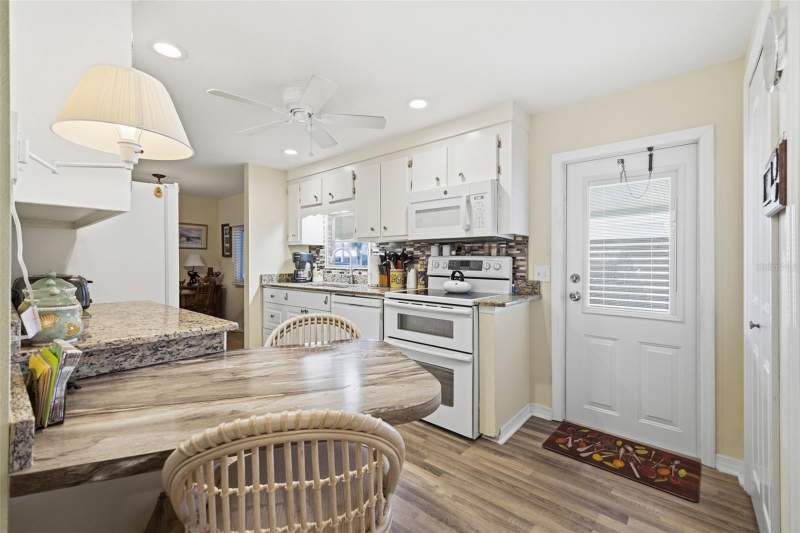 2 bedroom Mobile Home at 5509 Bermuda Court, Chateau Village Co-Op, Bradenton — photo 5