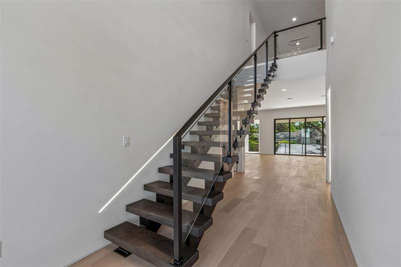 6 bedroom Single Family Residence at 206 S Treasure Drive, Hesperides Manor, Tampa — photo 4