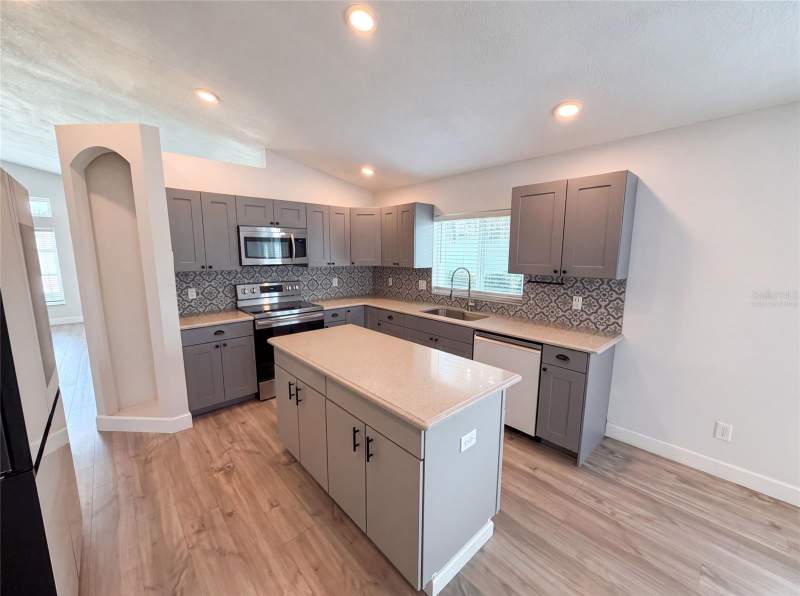 4 bedroom Single Family Residence at 3800 Seminole Drive, Crescent Park Ph 02, Orlando — photo 2