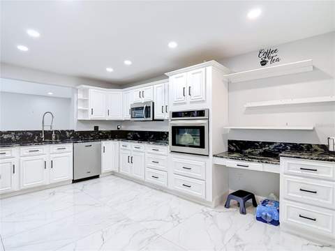 8725 Bay Pointe Drive, Tampa FL - photo 10 of 56