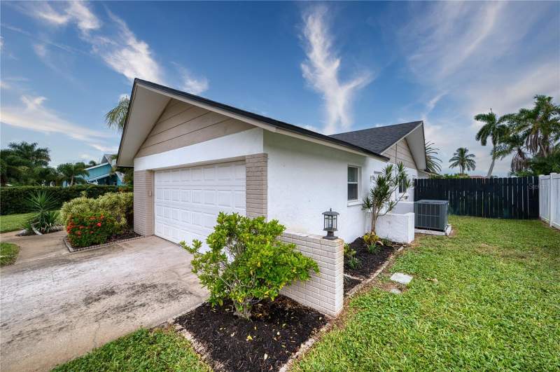 3 bedroom Single Family Residence at 6316 5th Avenue, Belair Bayou, Bradenton — photo 2