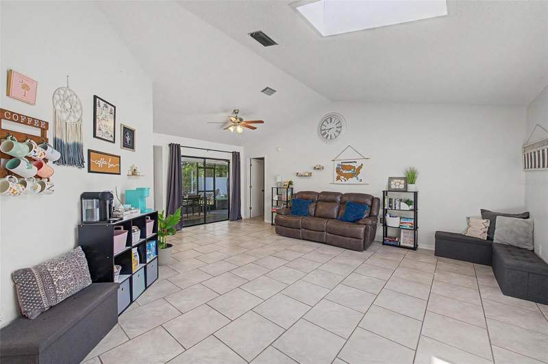 2 bedroom Single Family Residence at 2028 Nobleton Avenue, Spring Hill, Spring Hill — photo 4
