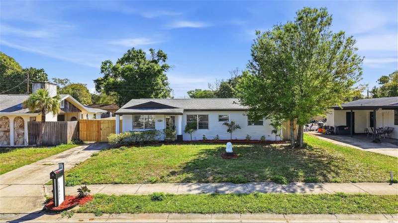 4 bedroom Single Family Residence at 13657 120TH LANE, RIDGECREST ACRES, LARGO — photo 3