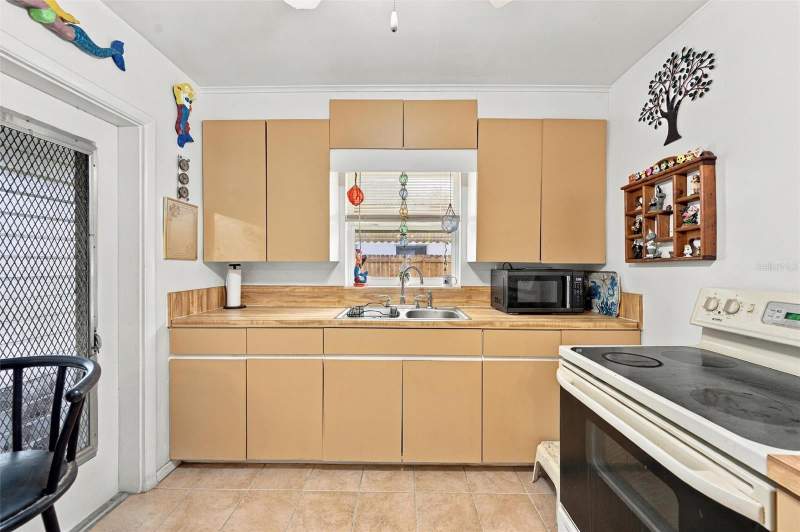 2 bedroom Single Family Residence at 907 42nd Street, Country Club Manor, Bradenton — photo 4