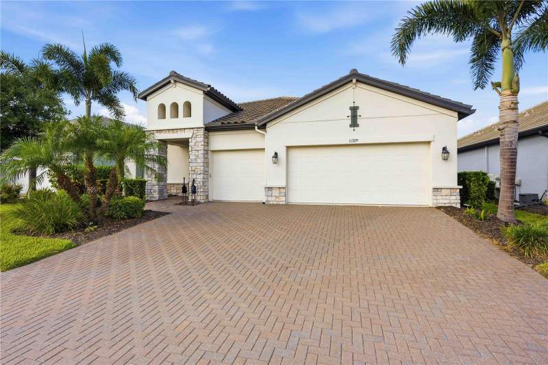 3 bedroom Single Family Residence at 11329 Montserrat Drive, Oasis/West Vlgs Ph 1, Venice — photo 2