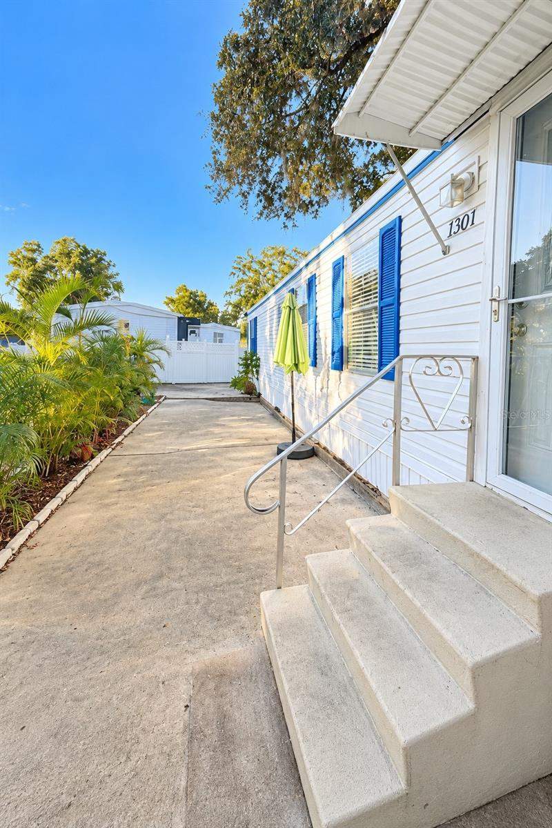 2 bedroom Manufactured Home at 1301 Live Oak Parkway, Leisure Lake Village, Tarpon Springs — photo 3