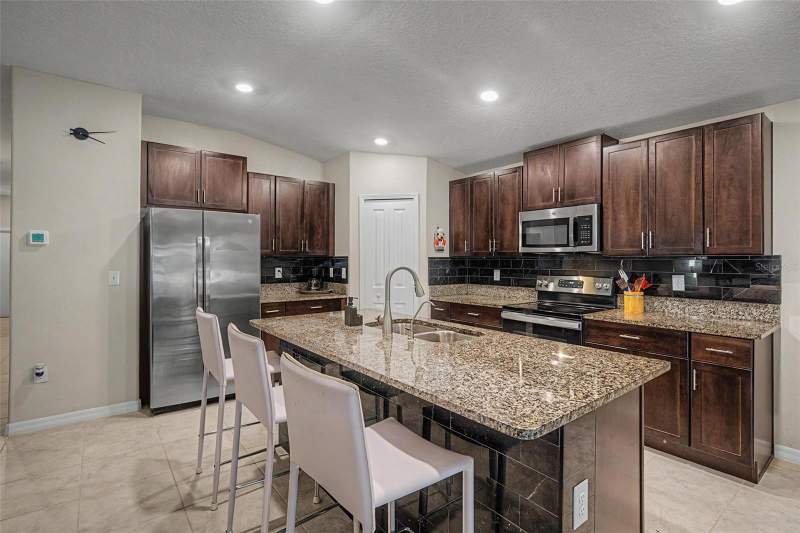4 bedroom Single Family Residence at 13411 Willow Bluestar Loop, South Fork Sunstone Ridge, Riverview — photo 5