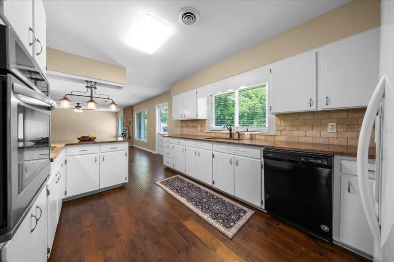 3 bedroom Single Family Residence at 2333 E Fort King Street, La Vista, Ocala — photo 3