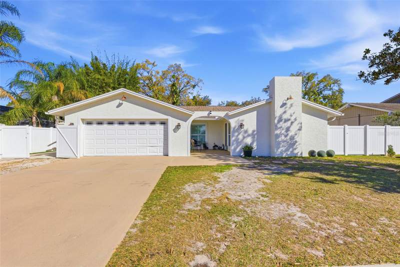 3 bedroom Single Family Residence at 6415 Windwood Court, Twelve Oaks, Tampa — photo 1