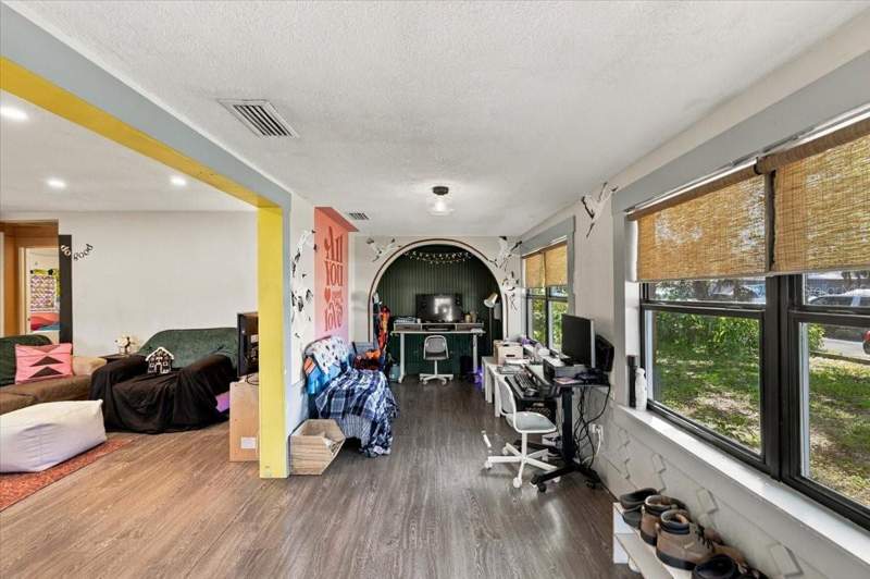 4 bedroom Single Family Residence at 7017 N Willow Avenue, Pinehurst Park, Tampa — photo 4