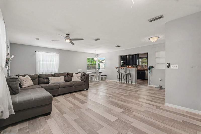 3 bedroom Single Family Residence at 1509 W Barr Drive, Wellswood Sec C, Tampa — photo 4