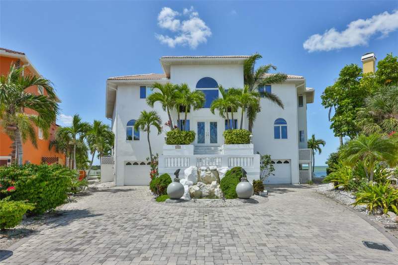 5 bedroom Single Family Residence at 1021 Symphony Isles Boulevard, Symphony Isles Unit Five, Apollo Beach — photo 2
