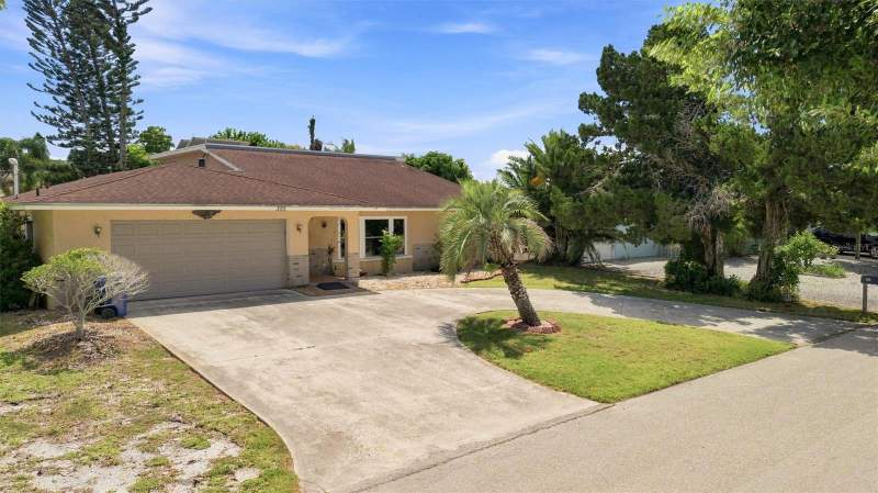 4 bedroom Single Family Residence at 352 Lake Road, Venice Gardens, Venice — photo 4