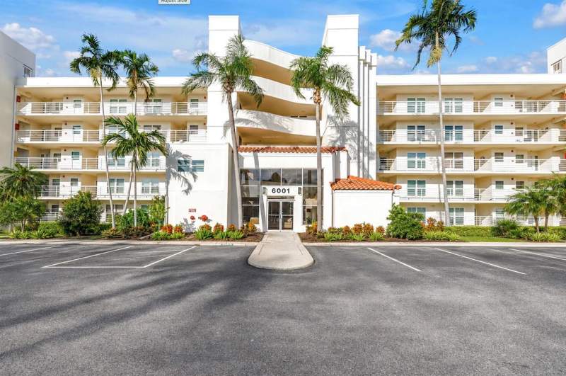 6001 BAHIA DEL MAR CIRCLE #428 home for sale in Bahia Vista
