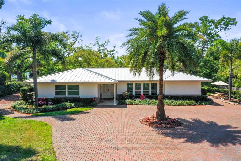 5 bedroom Single Family Residence at 1600 Park Street, Jungle Shores, St Petersburg — photo 2