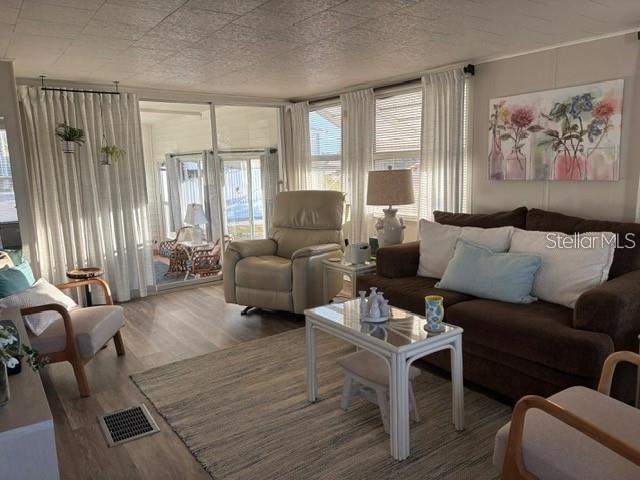 2 bedroom Mobile Home at 740 Carefree, Country Club Estates, Venice — photo 2