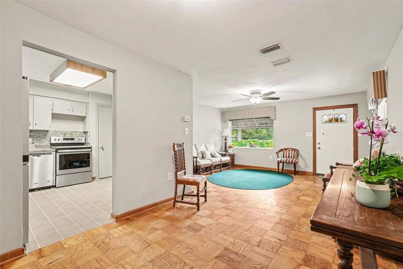 3 bedroom Single Family Residence at 10308 N Oakleaf Avenue, Golfland Of Tampas North Side, Tampa — photo 2