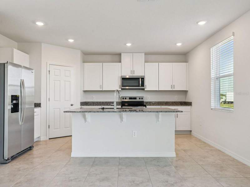 4 bedroom Single Family Residence at 799 Sunshower Drive, The Reserve At Hammock Oaks, Lady Lake — photo 2