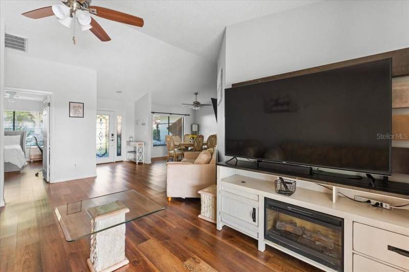 4 bedroom Single Family Residence at 905 Stratford Manor Drive, Stratford, Brandon — photo 5
