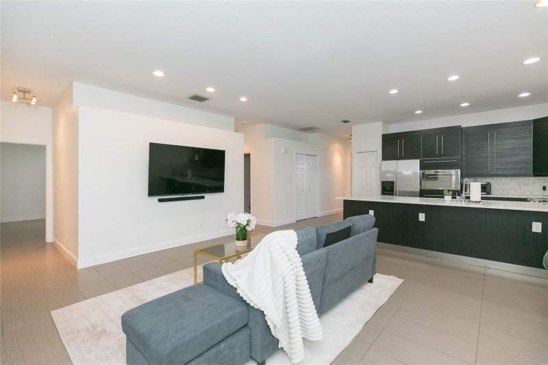 4 bedroom Single Family Residence at 6426 31st Street, Hanna Park, St Petersburg — photo 4